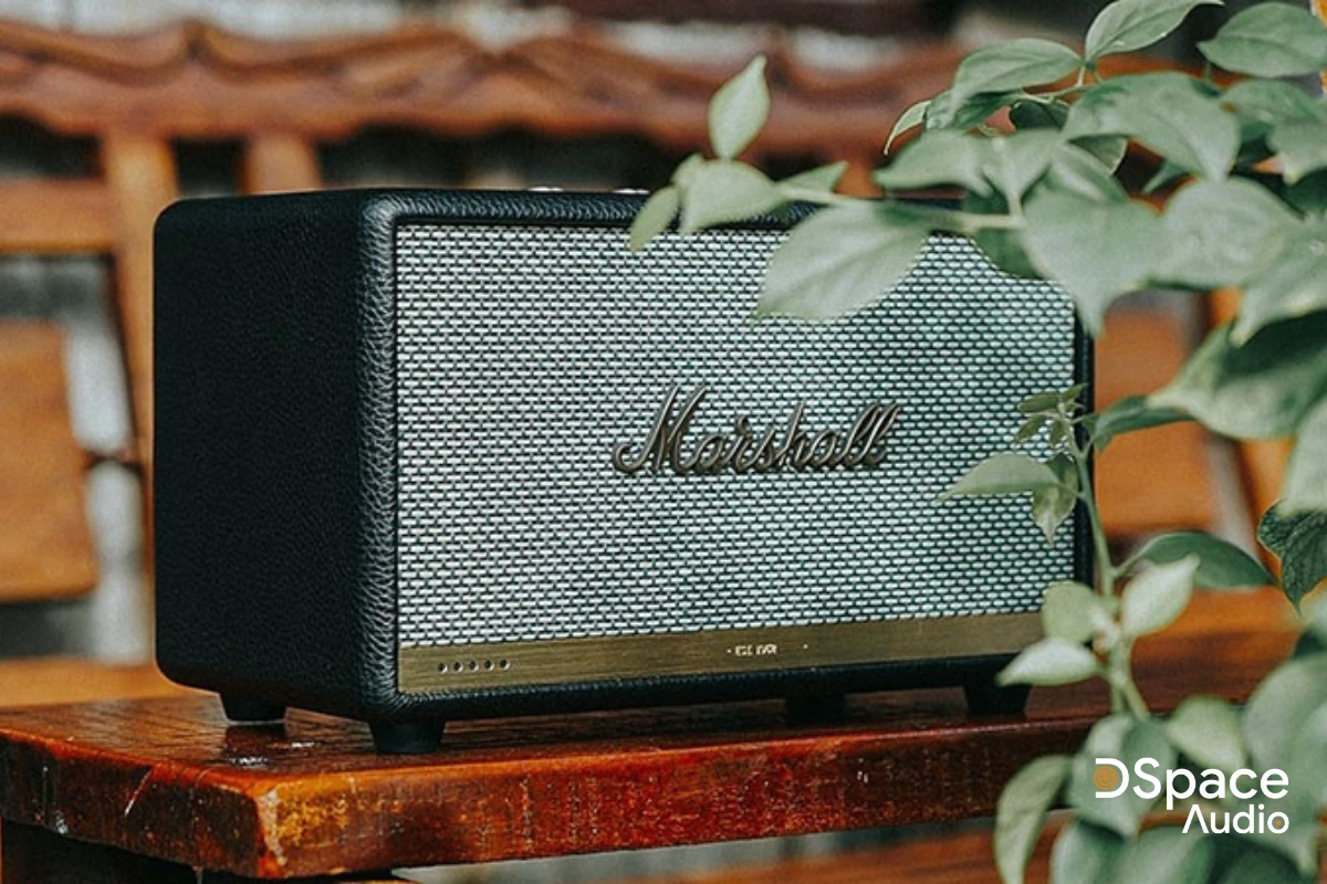Marshall Acton 2 trang bị hệ thống 3 loa 2 đường tiếng gồm 1 woofer 101,6mm công suất 30W và 2 tweeter 19mm công suất 15W mỗi chiếc, sử dụng ampli Class D cho tổng công suất lên tới 60W RMS. Thiết kế thùng loa hở (bass-reflex) giúp âm bass mạnh mẽ, lực đánh tốt, đồng thời giữ được sự cân bằng và sạch sẽ ở dải trầm, tạo cảm giác âm thanh “lớn hơn nhiều” so với kích thước thực tế của loa.
