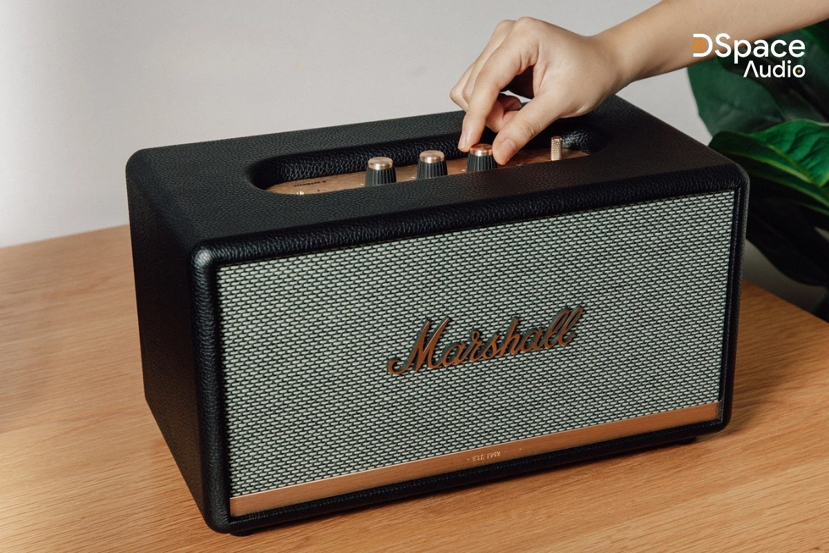 Giờ đây, Marshall Stanmore 2 có thể được điều khiển thông qua ứng dụng Marshall Bluetooth, đồng thời các loa có thể được kết nối với nhau tạo nên một dàn âm thanh với công suất lớn hơn gấp bội. Ứng dụng này con cho phép người dùng điều chỉnh âm lượng, EQ một cách dễ dàng, và đặc biệt hơn cả là bạn có thể thay đổi giữa nguồn phát bluetooth và RCA mà không cần đến gần chiếc loa.