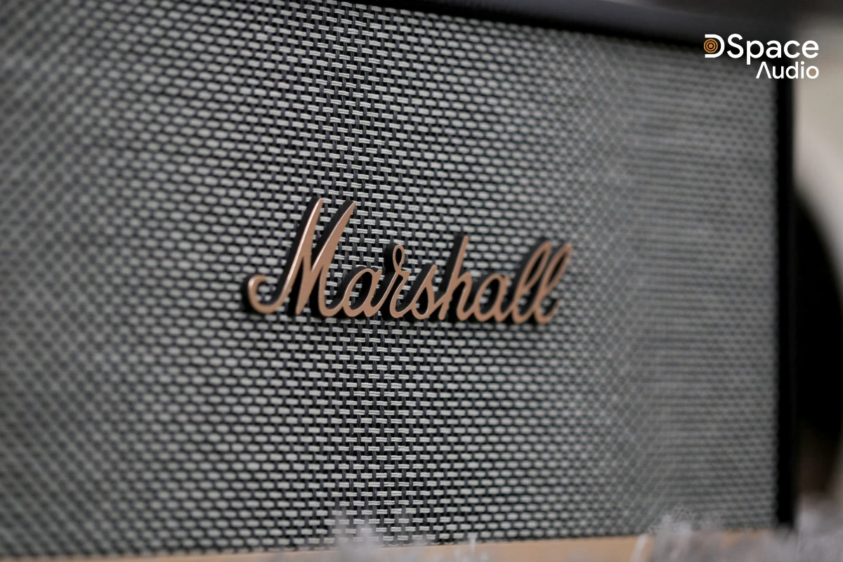 Với kích thước 350 x 195 x 185 mm, Marshall Stanmore 2 chắc chắn không phải một chiếc loa cỡ nhỏ. Nó có thể dễ dàng lấp đầy 1 căn phòng cỡ lớn nhờ các loa phụ và loa cao kép được giấu sau lưới tản nhiệt bằng kim loại. Giống với những chiếc amplifier khủng lồ nhà Marshall, logo của hãng được mạ vàng, đặt chỉnh giữa, nổi bật trên lớp lưới tản nhiệt ở mặt trước.