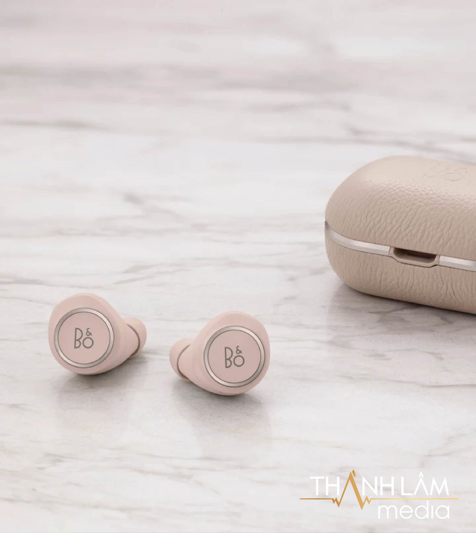 Beoplay E8 2.0 vẫn có thể lọc bỏ bớt tiếng ồn và tạp âm nhờ tính năng Transparency có thể điều chỉnh thêm qua Beoplay App