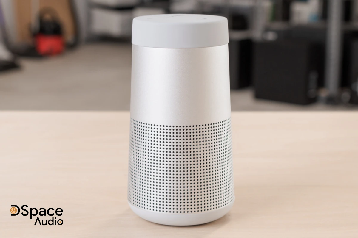 SoundLink Revolve sở hữu thiết kế hình trụ tròn, vỏ ngoài làm từ nhôm và nhựa cao cấp, kết hợp với phần đế cao su chống trượt. Kích thước nhỏ gọn (15,2 cm chiều cao x 8,2 cm đường kính), trọng lượng chỉ 0,66 kg, giúp bạn dễ dàng mang theo đến bất cứ đâu mà không lo cồng kềnh. Thiết kế này không chỉ mang lại vẻ ngoài sang trọng mà còn đảm bảo độ bền bỉ, chịu được va đập nhẹ trong quá trình di chuyển.