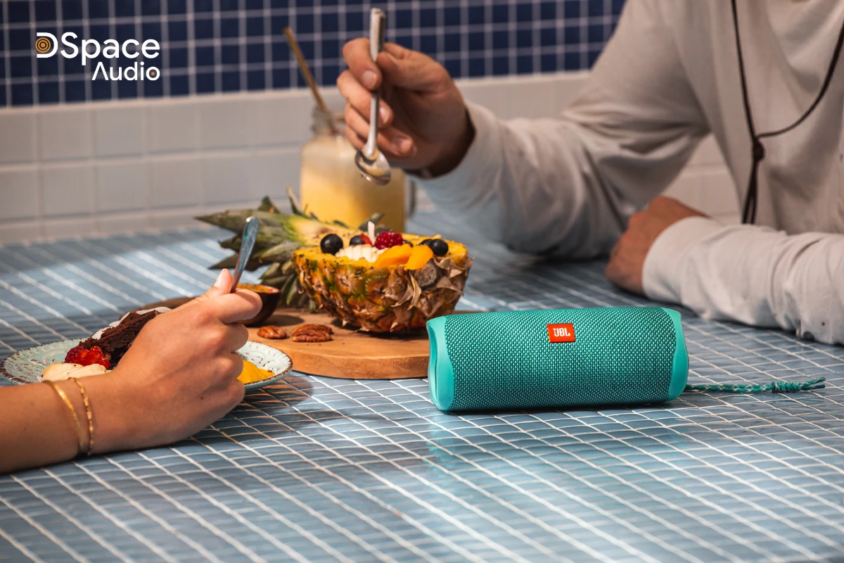 Loa JBL Flip 5 với khả năng kháng nước IPX7 mạnh mẽ
