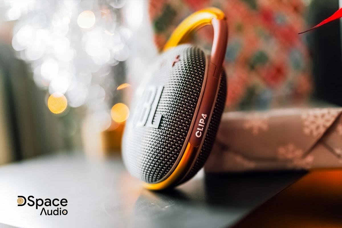 JBL Clip 4 viền kim loại chắc chắn, kháng nước, kháng bụi, chống va đập tốt