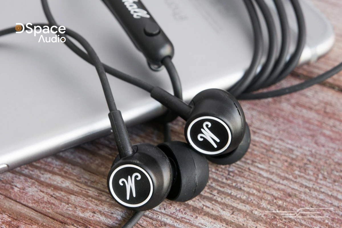 Dòng tai nghe mới Marshall Mode II còn được trang bị thêm khả năng chống nước khá trâu bò. Chỉ số của các tai nghe là IPX5 và vỏ sạc là IPX4. IPX4 của vỏ có nghĩa là nó có thể chịu được các tia nước nhỏ bắn vào, nhưng chỉ khi đóng lại, vì bên trong không có khả năng chống nước. Tai nghe có thể chịu được những cú bắn mạnh hơn một chút từ bất kỳ hướng nào, nhưng nếu bạn cần thứ gì đó chống thấm nước hoàn toàn, bạn sẽ muốn xem các mẫu như Klipsch T5 II True Wireless Sport được xếp hạng IPX6 – hoặc mạnh nhất là iPX7.