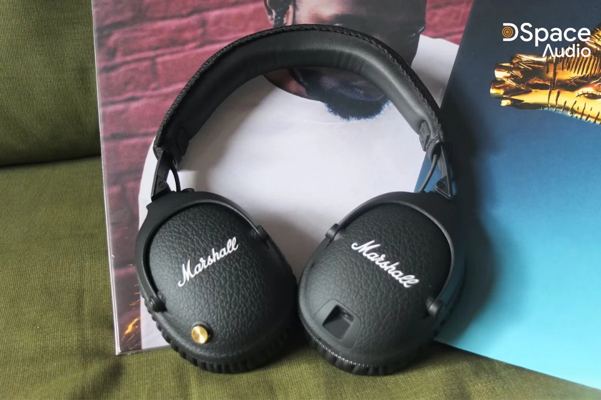 Marshall Monitor II A.N.C được thiết kế với tông màu đen chủ đạo và làm bằng chất liệu da rất sang trọng, lịch sự. Marshall Monitor II A.N.C được thiết kế với tông màu đen chủ đạo không quá khác so với những phiên bản trước. Nút điều khiển trên tai nghe được mạ vàng với chức năng dừng, phát nhạc và từ chối hay chấp nhận cuộc gọi. Dòng chữ Marshall trên tai nghe có màu trắng nổi bật trên nền da đen cùng nét chữ thanh mảnh, uốn lượn tạo nên vẻ tinh tế, hài hòa.