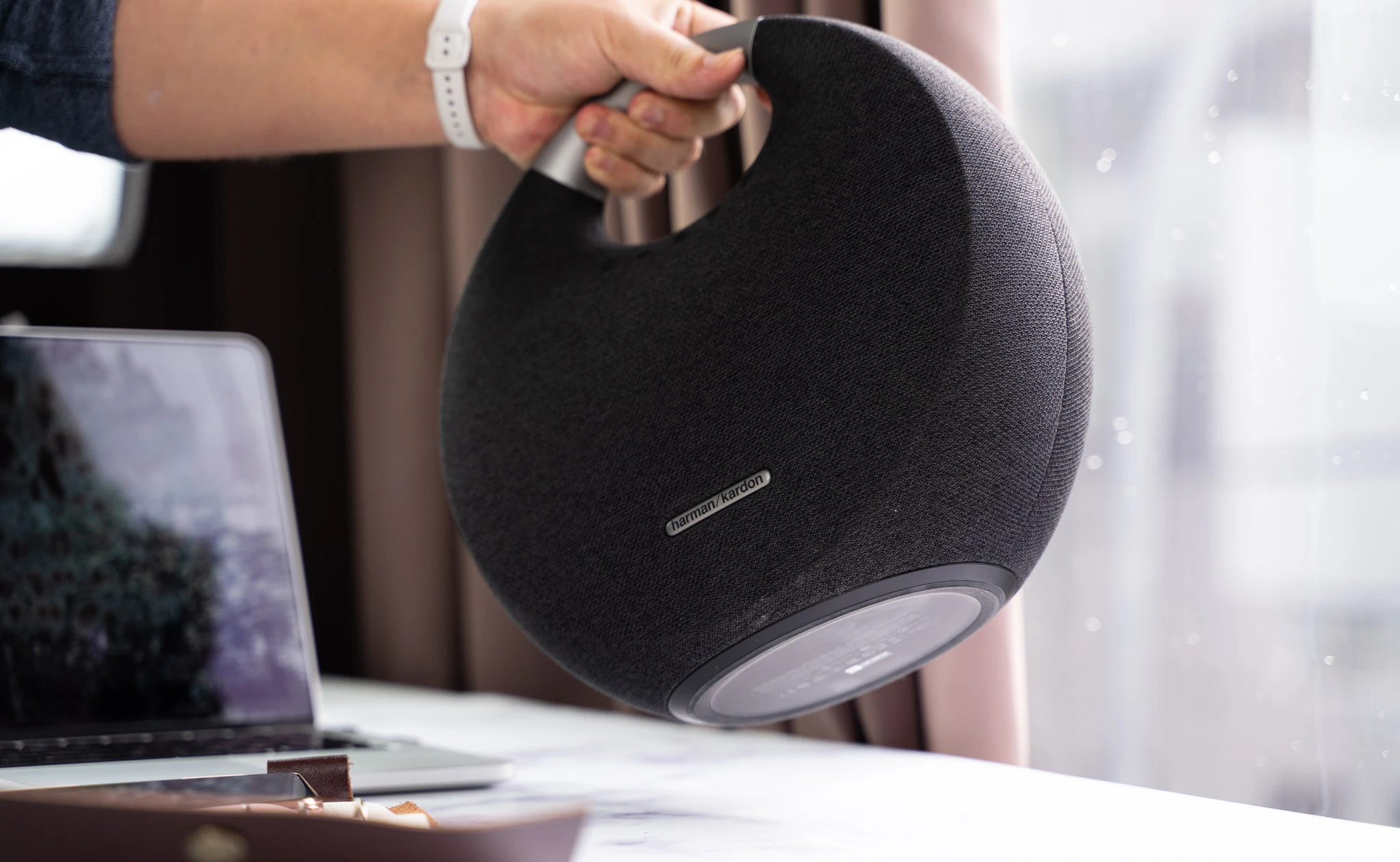 Được trang bị công nghệ Bluetooth 4.2 tiên tiến, loa Harman Kardon Onyx Studio 6 có khả năng kết ghép nối với hầu hết các thiết bị di động hiện nay, đảm bảo đường truyền nhanh chóng và dễ dàng mà vẫn ổn định.