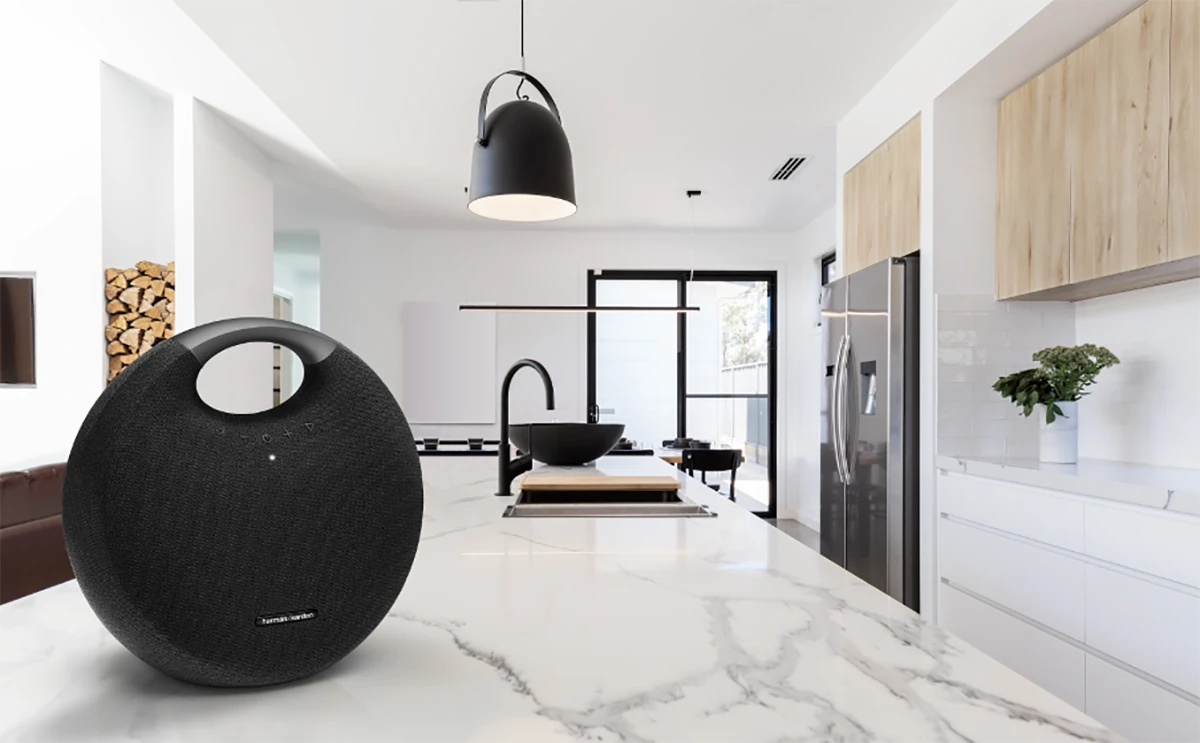Harman Kardon Onyx Studio 6 không có quá nhiều cải tiến về mặt thiết kế so với phiên bản tiền nhiệm