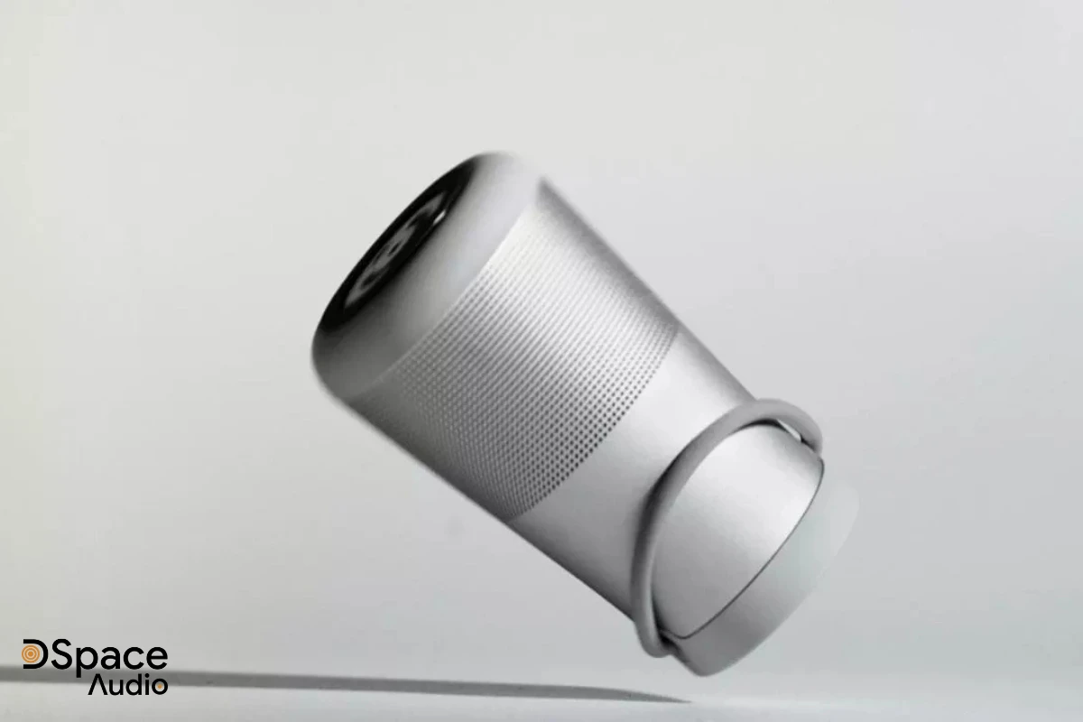 SoundLink Revolve+ II hỗ trợ kết nối Bluetooth 4.2, cho phép bạn kết nối với smartphone, tablet, laptop một cách nhanh chóng và ổn định trong phạm vi lên đến 9–10 mét (theo thông số chính hãng), tuy nhiên trên thực tế, phạm vi có thể lên đến 30 feet (khoảng 9 mét) nếu không có vật cản.