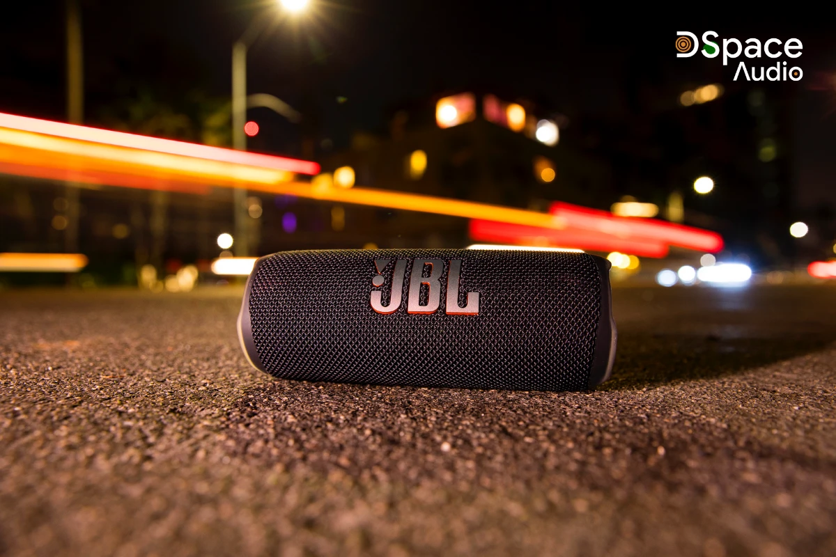 Logo JBL khoẻ khoắn, mạnh mẽ làm điểm nhấn khiến chiếc loa trở nên khác biệt