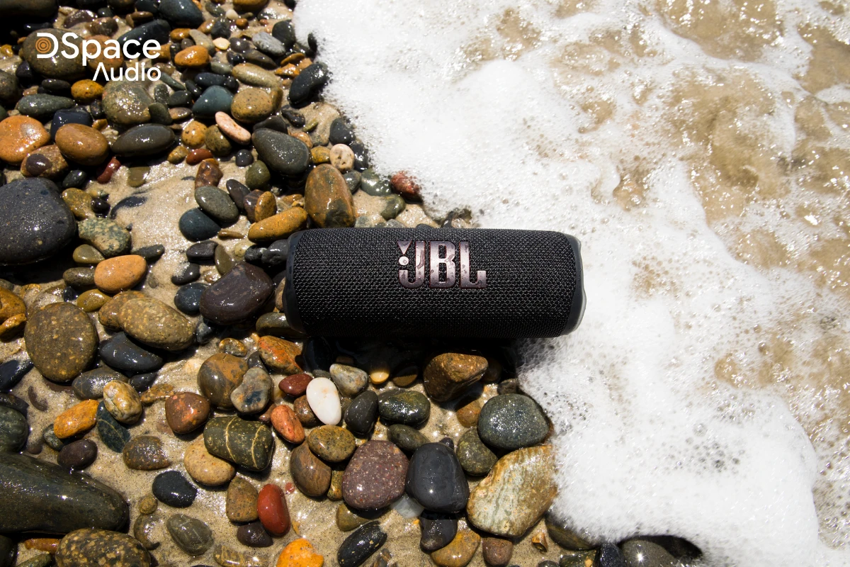 JBL Flip 6 với khả năng chống nước, chống bụi IP67