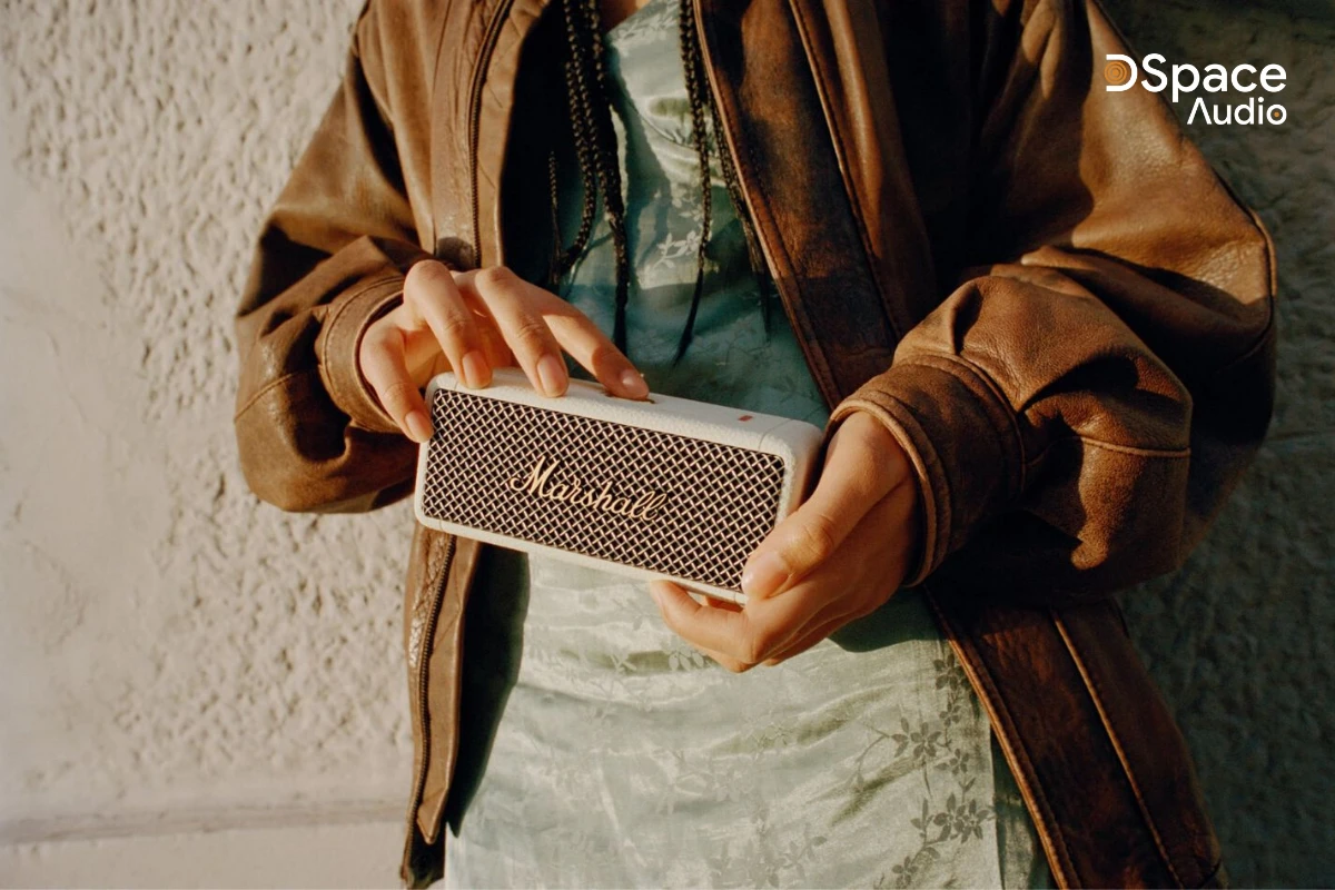 Emberton II giữ nguyên kiểu dáng hình hộp chữ nhật nhỏ gọn với các góc bo tròn mềm mại, logo Marshall kim loại nổi bật ở mặt trước.