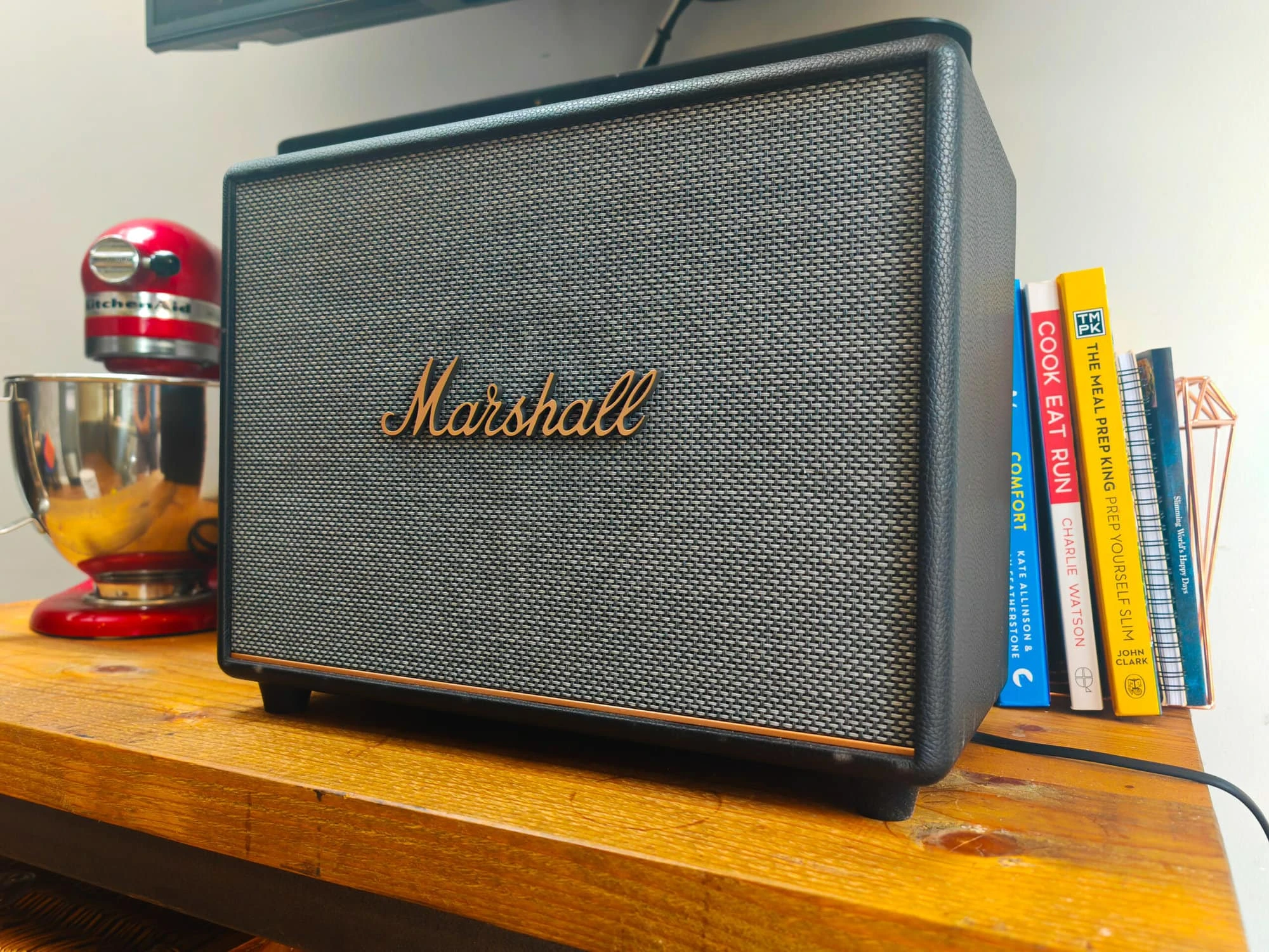 Marshall Woburn 3 được tích hợp công nghệ Bluetooth 5.2 mới nhất cho khả năng truyền tải ổn định hơn với độ trễ thấp hơn. Ngoài ra, loa cũng được trang bị các cổng kết nối trực tiếp khác như AUX 3.5mm, RCA và HDMI đảm bảo tưởng thích với hầu hết các thiết bị giải trí hiện nay