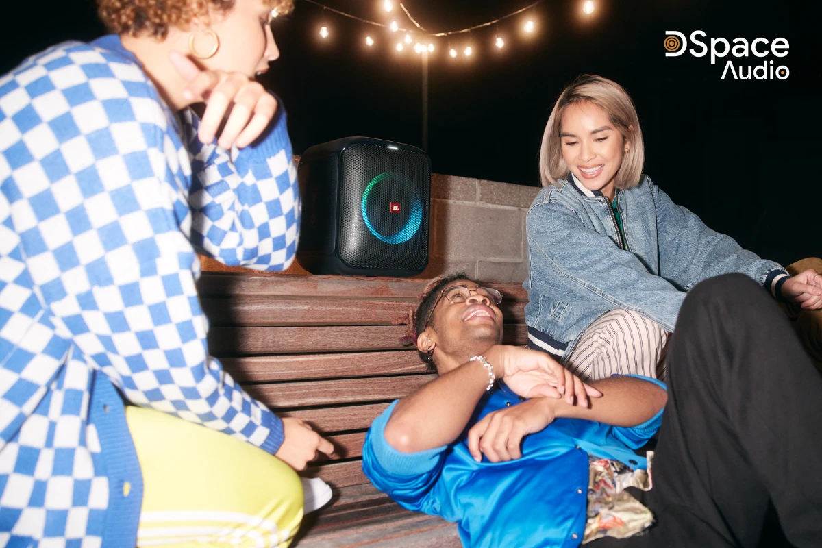 Mặt trước JBL Partybox Encore Essential là lớp ê căng thép bảo vệ tốt cho củ loa