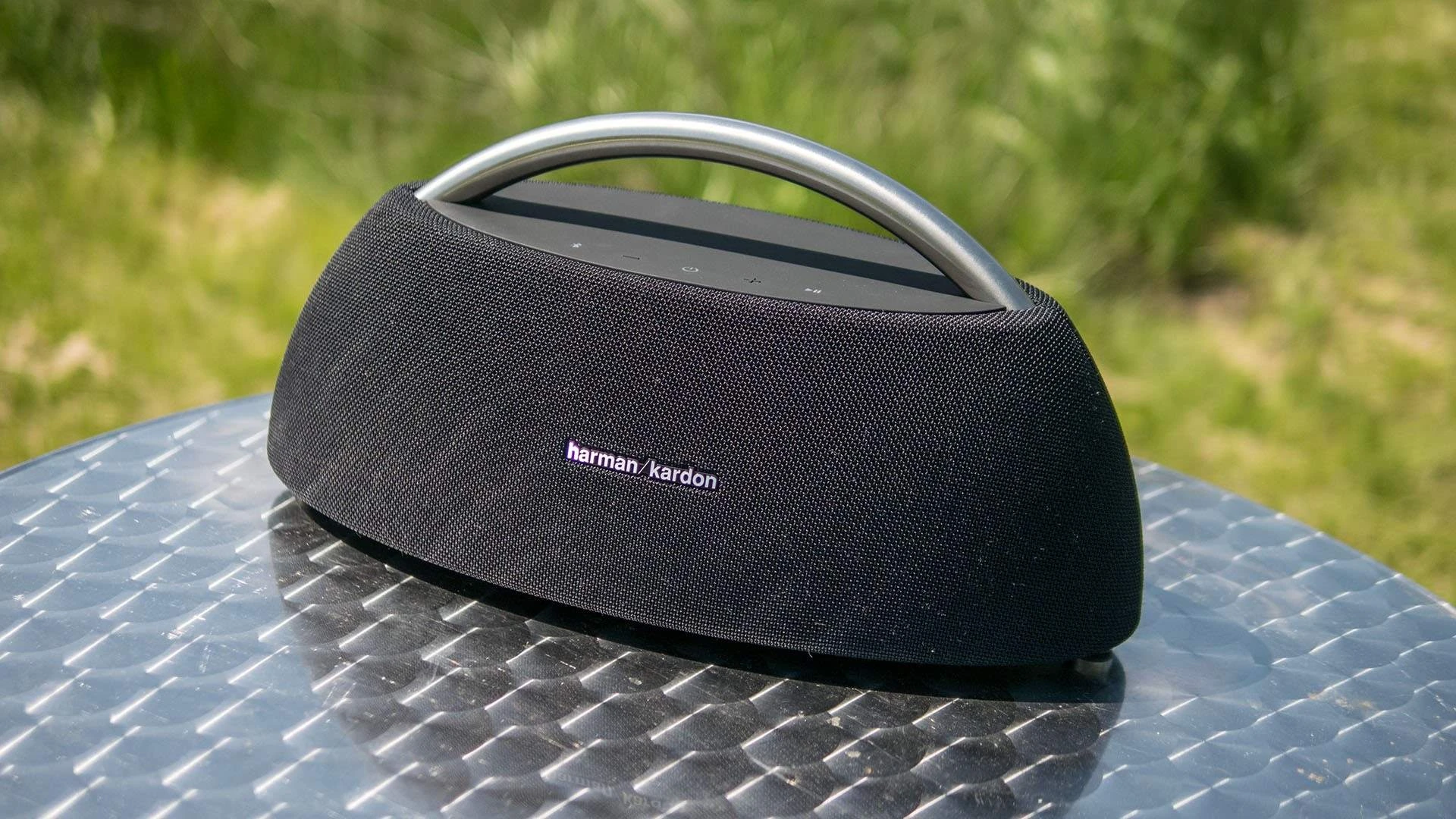 Harman Kardon GO + PLAY được trang bị bốn trình điều khiển loa riêng biệt, bao gồm hai loa âm trầm - trung và hai loa cao tầng tạo nên sự hài hòa, nhịp nhàng cho dàn âm thanh. Với công suất lên đến 100W kết hợp dải tần đáp ứng là 40Hz – 20KHz cho chất âm vừa trong trẻo, mượt mà vừa sống động mạnh mẽ.