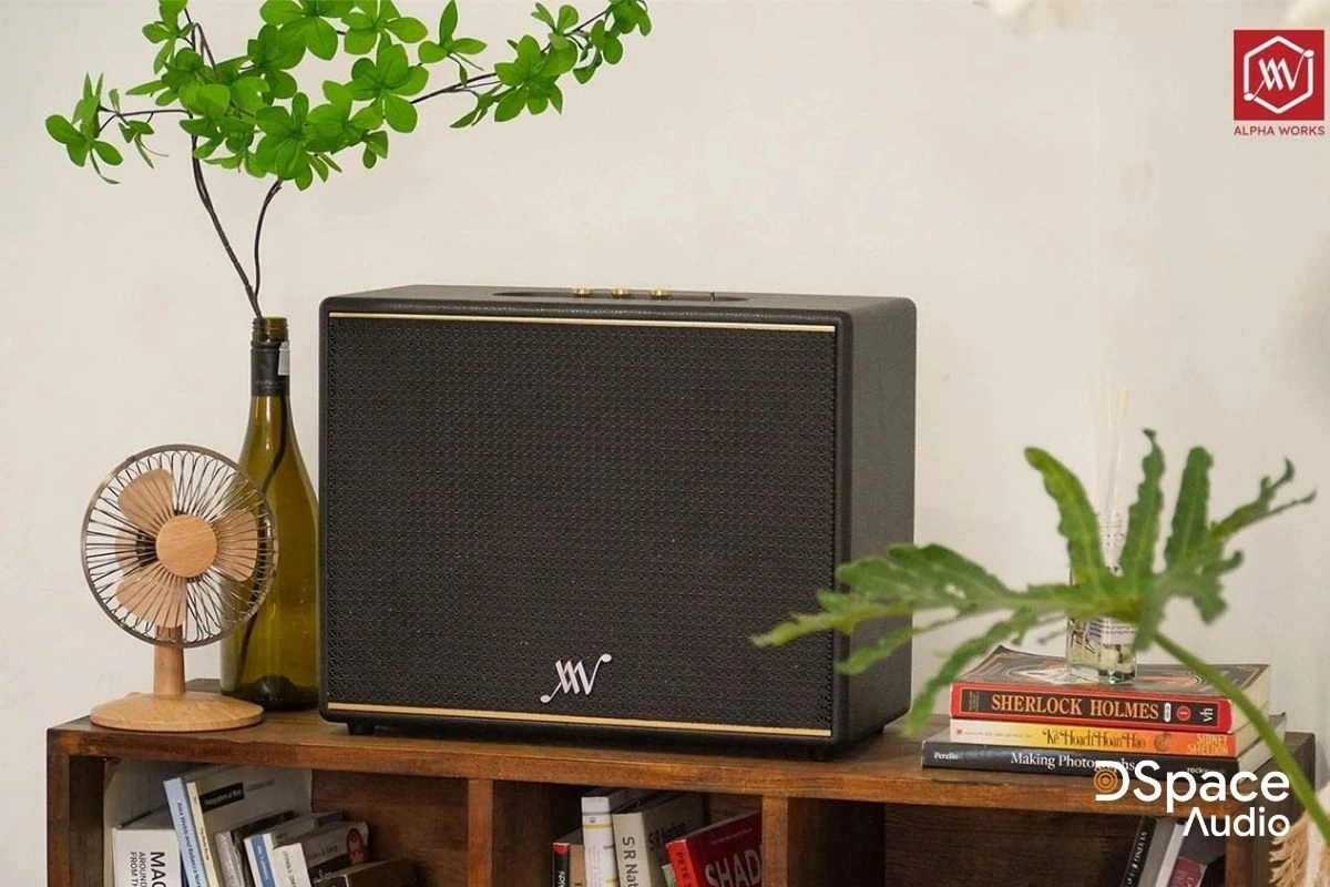 Alpha Works Classic V100 sở hữu kích thước khá lớn (405 x 321 x 195mm) so với model còn lại của Classic V series: V60 (280 x 175 x 160mm) và V80 (355 x 195 x 197mm). 