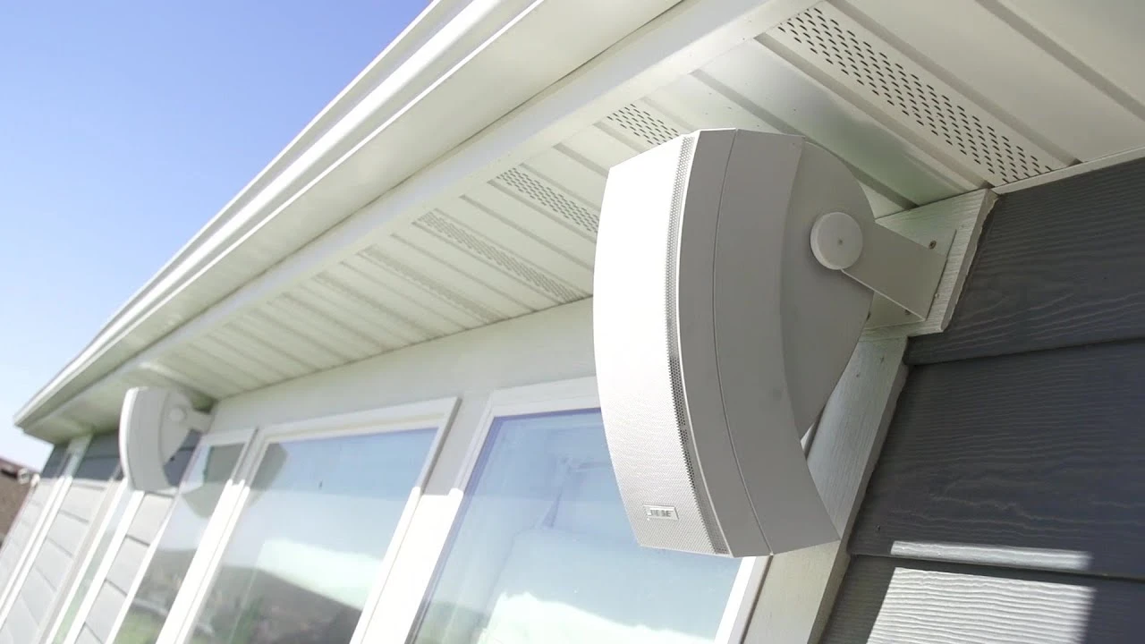 Với trường âm thanh cực rộng, loa Bose 251 mang đến trải nghiệm âm nhạc tuyệt vời cho các khu vực ngoài trời rộng lớn.