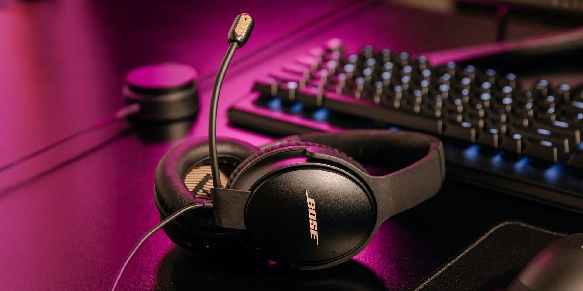 Gói âm thanh tích hợp bên trong tai nghe gaming QuietComfort 35 II mang đến âm thanh sống động, sống động như thật và nền trầm sâu, ngay cả khi bạn nghe ở mức âm lượng thấp nhất. Tính năng EQ chủ động tự động điều chỉnh âm lượng cho dải âm trầm và cao, đảm bảo rằng âm nhạc, video và giọng nói bạn đang nghe luôn được cân bằng tốt, dù bạn đang ở trong một không gian yên tĩnh hay một môi trường ồn ào.