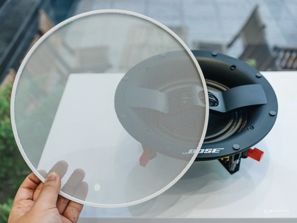 thương hiệu Bose đã giới thiệu dòng sản phẩm loa âm trần cao cấp mang tên Virtually Invisible 791 II. Với một thiết kế độc đáo, tinh tế và tối ưu, loa này không chỉ mang đến vẻ đẹp mỹ thuật mà còn đảm bảo hiệu suất âm thanh chất lượng cao. Bên trong, củ loa được tinh chỉnh để cung cấp âm thanh mạnh mẽ và rõ ràng, đồng thời tạo ra một điểm nghe lý tưởng từ trần nhà xuống, giúp bạn trải nghiệm âm nhạc một cách thú vị và cảm nhận được không gian giải trí tuyệt vời ngay trong chính ngôi nhà của mình.
