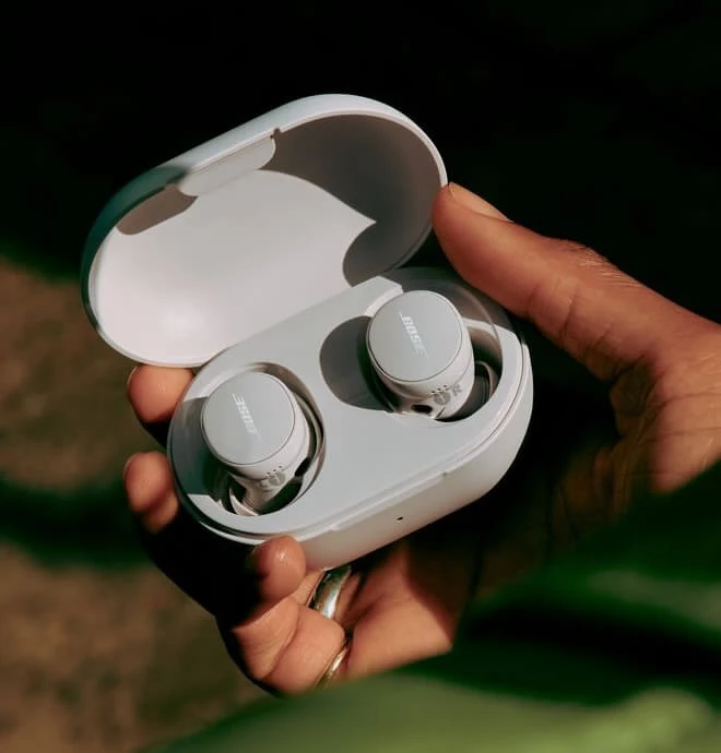 Bose nổi tiếng với khả năng khử tiếng ồn vượt trội, và QuietComfort Earbuds cũng không ngoại lệ. Với công nghệ khử tiếng ồn chủ động điều chỉnh được, tai nghe có thể giảm thiểu hầu hết các tiếng ồn từ môi trường xung quanh, giúp bạn tận hưởng âm nhạc mà không bị gián đoạn bởi tiếng ồn bên ngoài. Ngoài ra, bạn còn có thể chuyển sang chế độ nghe xung quanh chỉ với một thao tác đơn giản, cho phép bạn nhận biết âm thanh môi trường khi cần thiết.