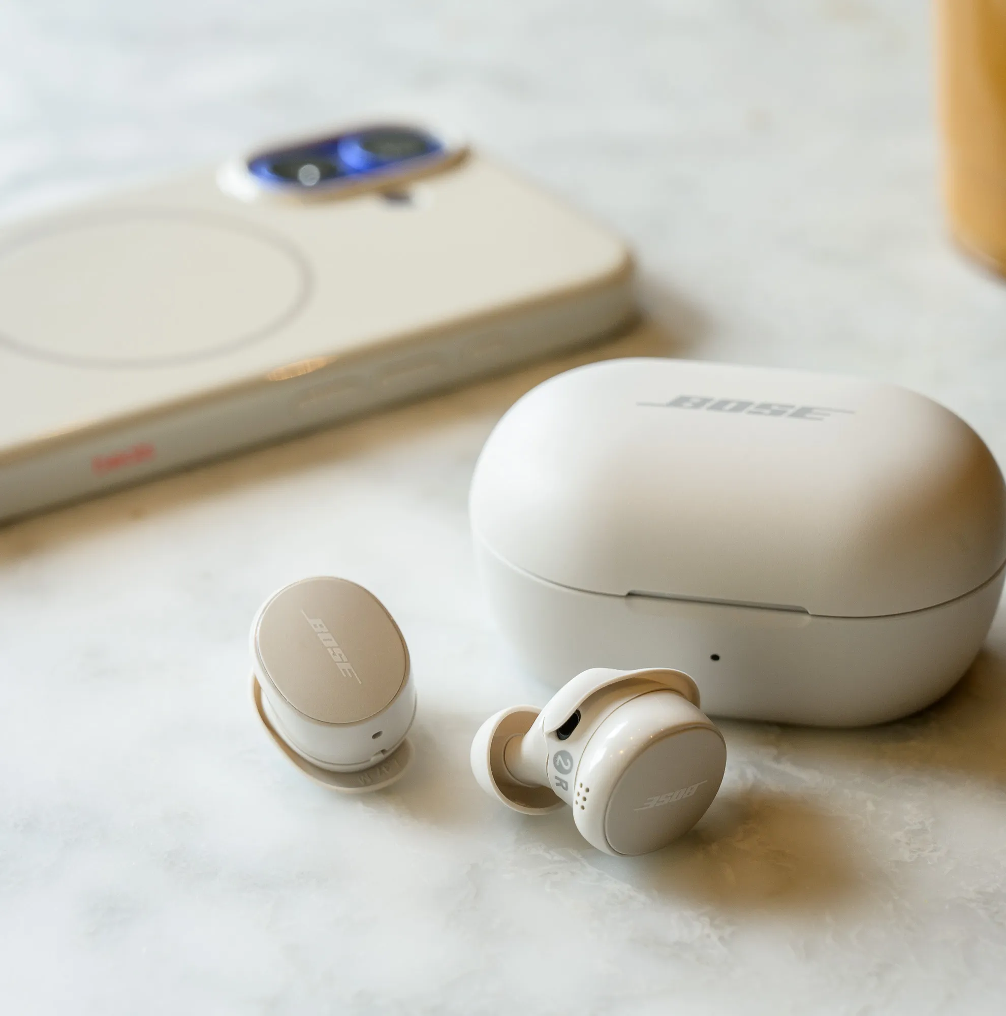 Với thời gian sử dụng liên tục lên đến 8,5 giờ, Bose QuietComfort Earbuds sẽ đồng hành cùng bạn suốt cả ngày mà không lo bị gián đoạn. Hộp sạc không dây kèm theo cung cấp thêm 2,5 lần sạc, nâng tổng thời gian sử dụng lên đến 31,5 giờ. Đặc biệt, tính năng sạc nhanh cho phép bạn sử dụng thêm 3 giờ chỉ sau 20 phút sạc, giúp tiết kiệm thời gian và luôn sẵn sàng khi cần.