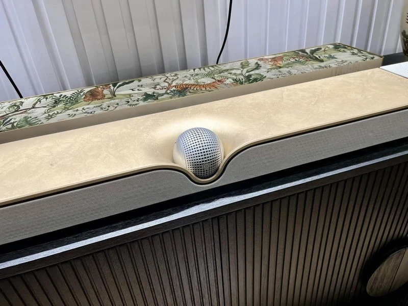 17 trình điều khiển trong model Devialet Dione Opera de Paris mang đến âm thanh mới lạ nhờ sử dụng nhiều nam châm Neodymium và nhiều công nghệ âm thanh hiện đại như Dolby Atmos, các công nghệ âm thanh thích ứng với môi trường, các chế độ tùy chỉnh âm thanh,....