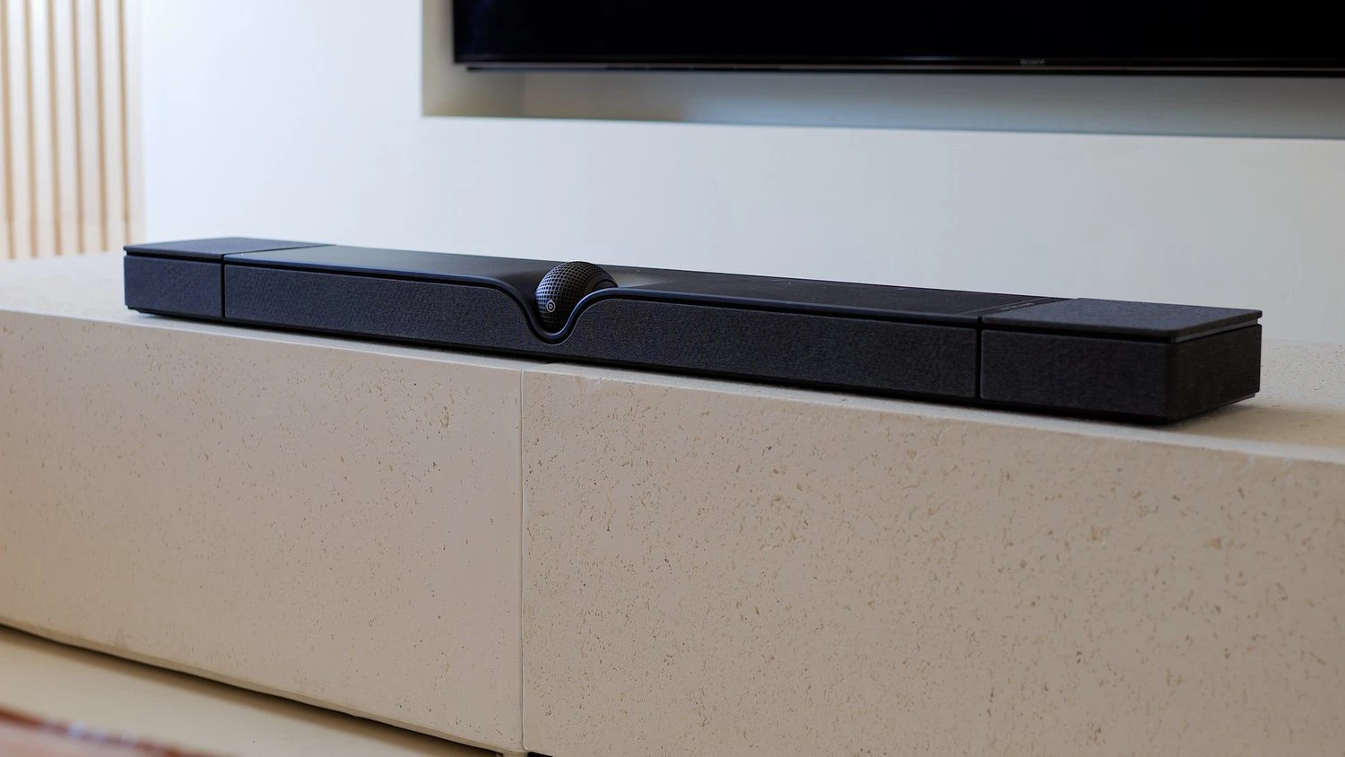 Loa soundbar Devialet Dione giúp bạn dễ dàng đắm chìm vào những bộ phim hoặc loạt phim yêu thích của bạn trên Netflix, Prime Video, Disney + hoặc Apple TV +...!