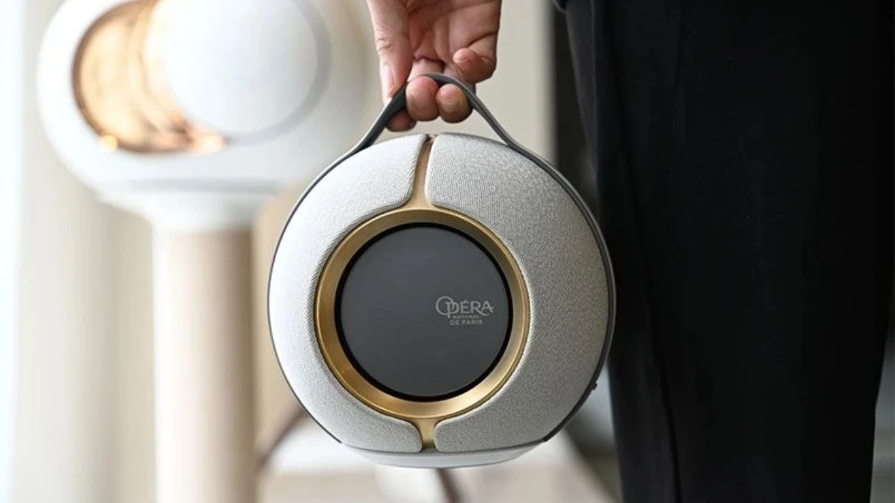 Không chỉ là một chiếc loa, Devialet Mania còn là một phụ kiện trang trí tinh tế với thiết kế sang trọng. Với lớp vỏ kim loại và tay cầm tích hợp, loa có thể dễ dàng di chuyển và trở thành một điểm nhấn cho không gian nội thất