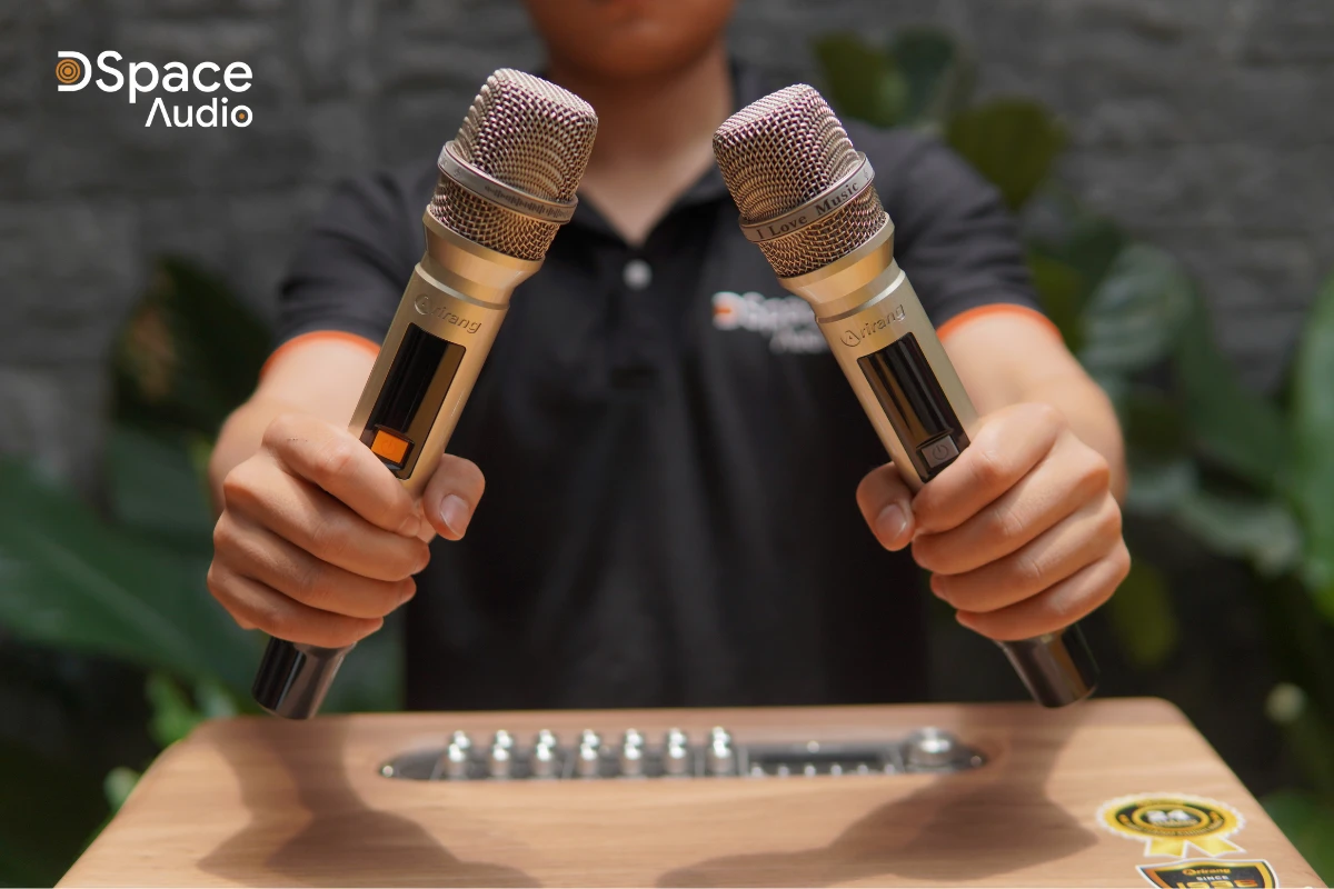 MB2iw đi kèm 2 micro không dây UHF với vỏ kim loại bền bỉ