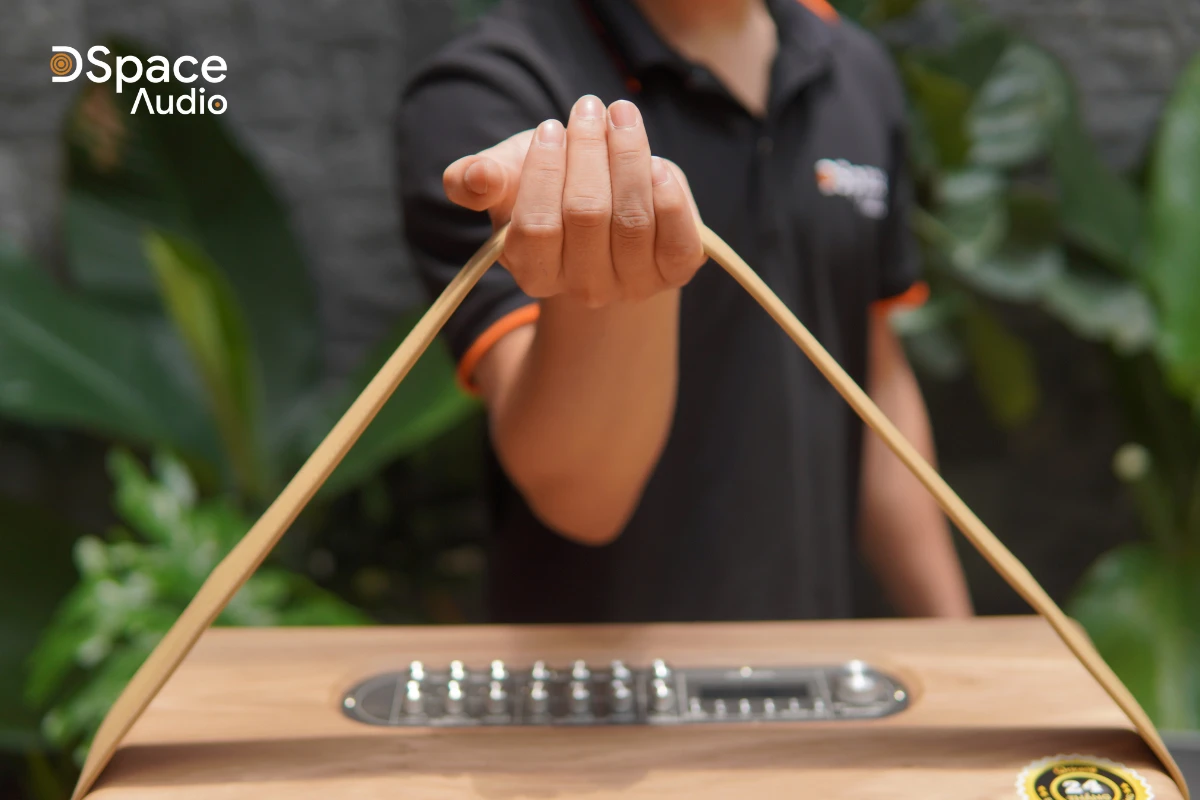 Bề mặt được bọc simili vân gỗ sang trọng không chỉ tăng tính thẩm mỹ mà còn đảm bảo độ bền cao