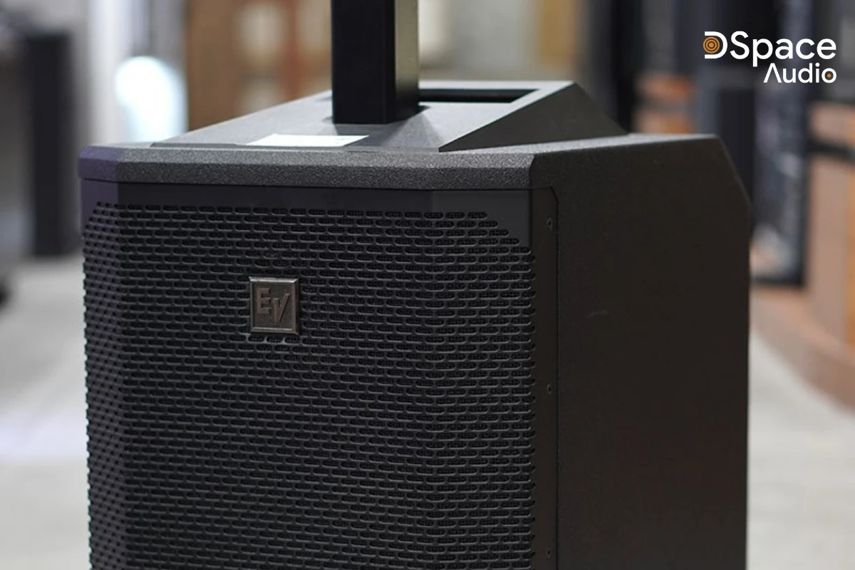 EVOLVE 30M sở hữu thiết kế loa cột đặc trưng với phần loa column đặt trên subwoofer 10 inch, tạo nên tổng thể gọn gàng, chuyên nghiệp