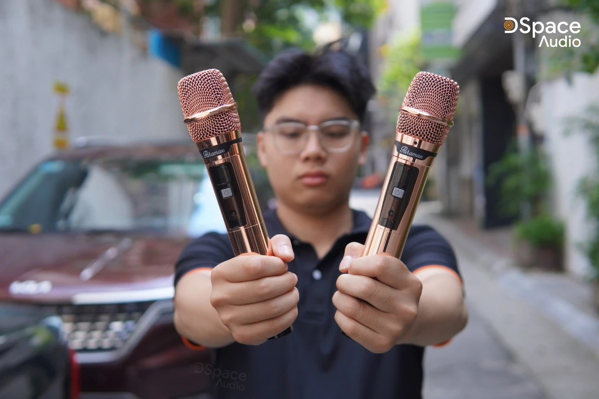 Paramax Aura trang bị sẵn 2 mic không dây