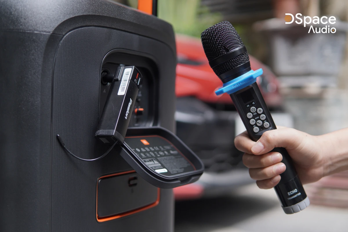 PartyBox 520 không chỉ nổi bật với kết nối Bluetooth hiện đại mà còn được trang bị cổng USB-C đa năng, cho phép bạn vừa sạc các thiết bị di động, vừa phát nhạc trực tiếp từ USB, điện thoại hoặc laptop một cách tiện lợi, đặc biệt hữu ích khi muốn nghe nhạc offline mà không cần internet—chỉ cần cắm USB, chọn bài hát yêu thích và tận hưởng âm nhạc mọi lúc mọi nơi.