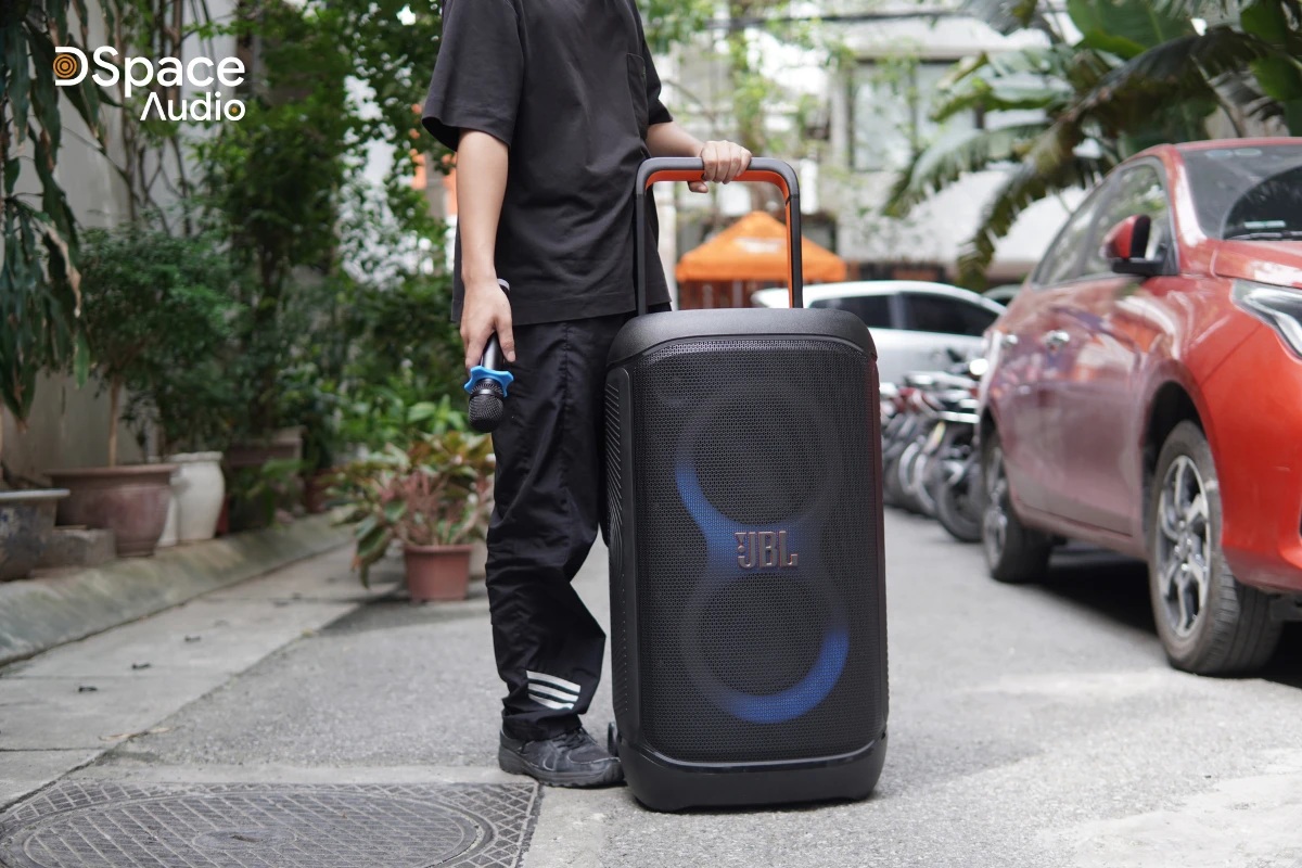 JBL PartyBox 520 sở hữu công suất thực lên tới 400W, đủ sức “cân” mọi không gian từ phòng khách, sân vườn cho đến bãi biển hay công viên