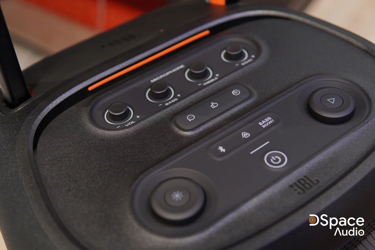 JBL PartyBox 520 sử dụng chuẩn Bluetooth 5.4  mới nhất, cho phép kết nối không dây cực nhanh, ổn định với điện thoại, máy tính bảng, laptop…
