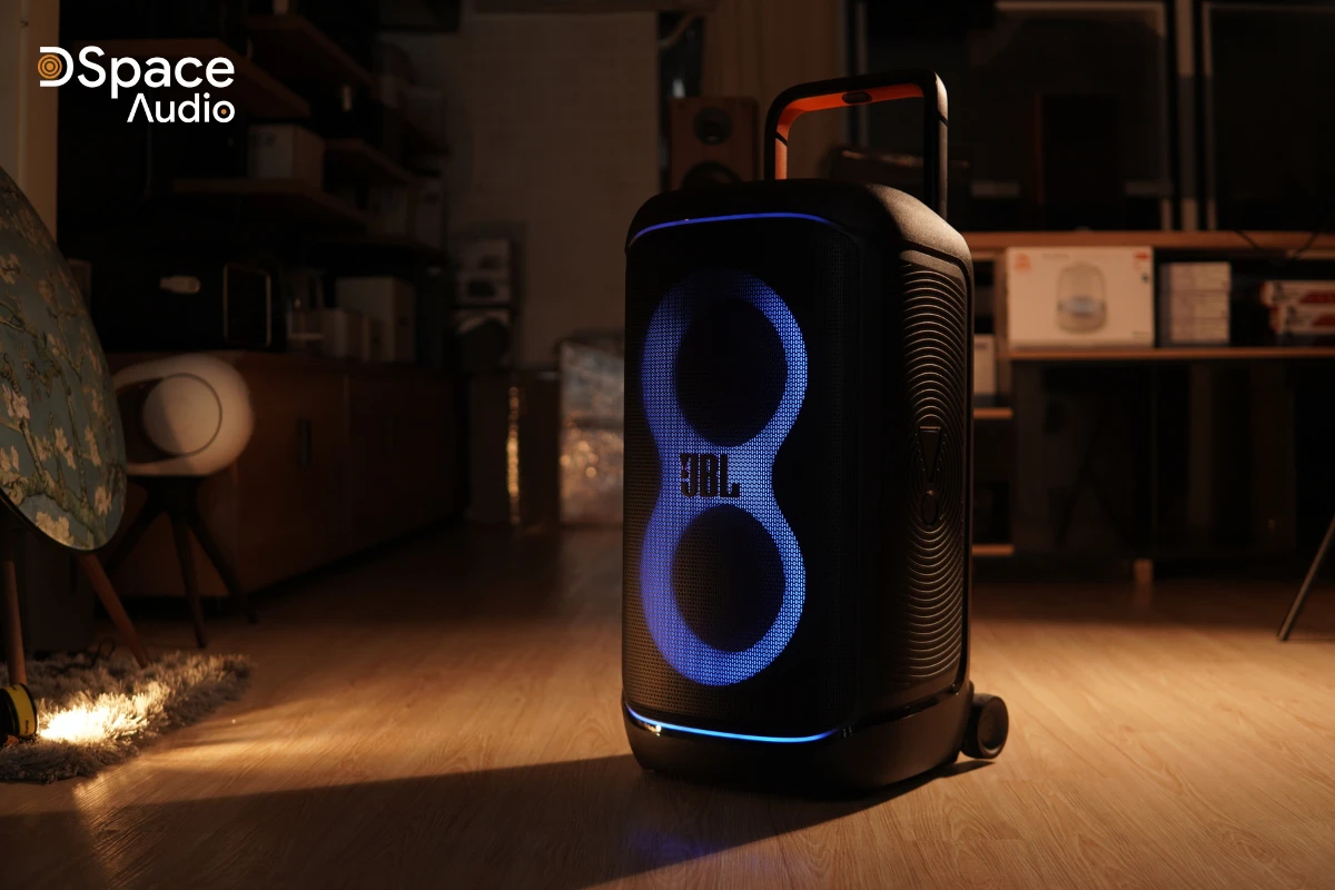 Ngay từ cái nhìn đầu tiên, JBL PartyBox 520 đã gây ấn tượng mạnh với vẻ ngoài khỏe khoắn, hiện đại và cực kỳ bắt mắt.