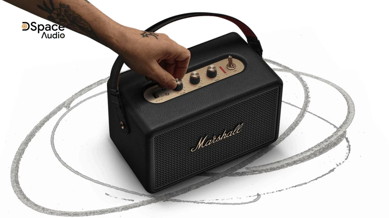 Một trong những điểm thú vị của Marshall Kilburn III là khả năng chỉnh EQ ngay trên loa bằng núm xoay bass và treble. Nếu muốn tùy chỉnh sâu hơn, bạn có thể sử dụng ứng dụng Marshall Bluetooth để tạo preset theo sở thích