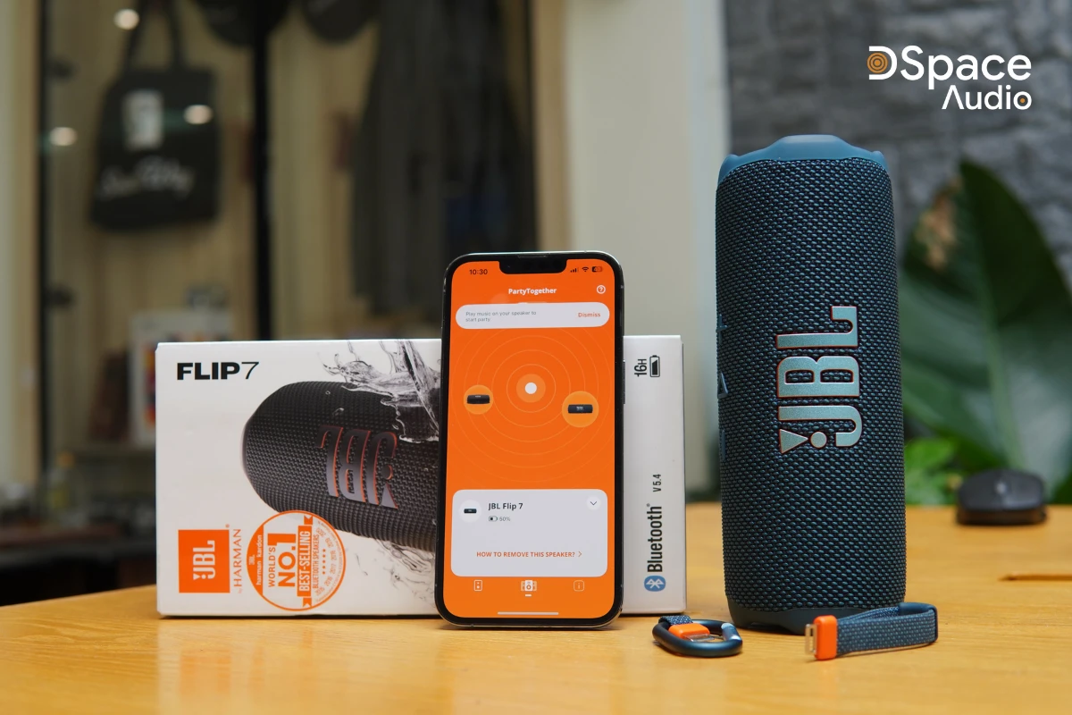 Flip 7 vẫn giữ kiểu dáng hình trụ quen thuộc, nhưng điều khiến thật sự bất ngờ là chất âm được nâng cấp toàn diện. JBL đã trang bị hệ thống 2 đường tiếng gồm woofer racetrack cỡ lớn và tweeter riêng biệt, cho tổng công suất lên tới 35W (25W mid/bass + 10W treble). Nhờ đó, dải âm từ 60Hz đến 20kHz được tái hiện đầy đủ: bass chắc, treble rõ, không hề bị bể tiếng dù mở lớn.