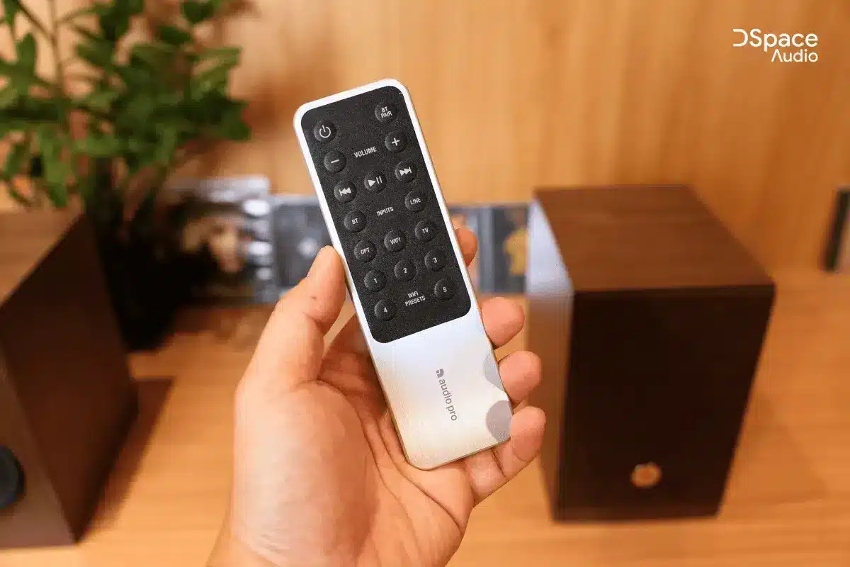 Trang bị điều khiển cao cấp trên Loa bookshelf Audio Pro A28W