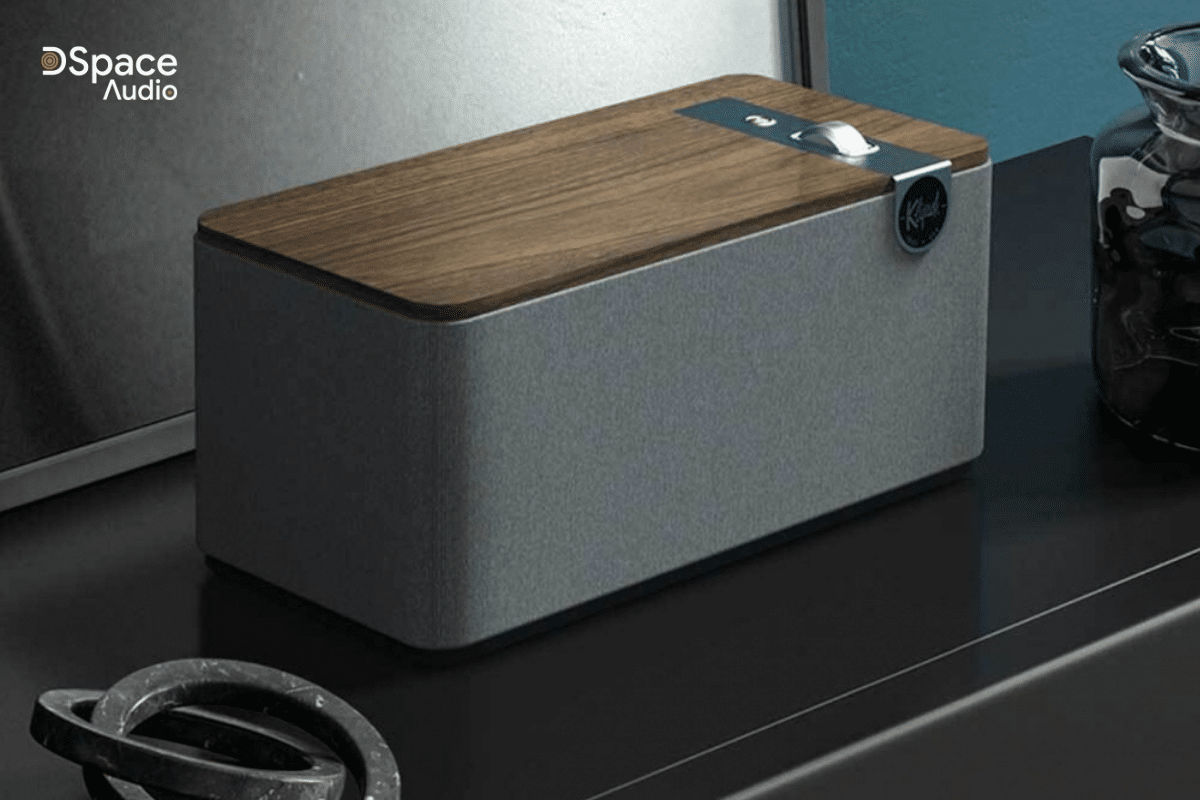 Với công suất 60W, dải tần đáp ứng từ 55Hz đến 20kHz và mức áp suất âm thanh tối đa lên tới 103dB, loa có thể tái hiện âm nhạc với độ chi tiết cao, âm trường rộng và độ động tốt. Những thể loại như nhạc vàng, bolero, acoustic hay instrumental đều được thể hiện mượt mà, giàu cảm xúc.