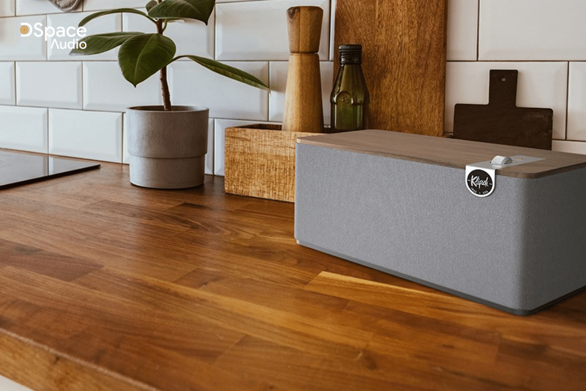 Về kích thước, loa có số đo 31,8 x 15,5 x 15,2 cm cùng trọng lượng khoảng 3,6 kg – đủ gọn để bố trí linh hoạt nhưng vẫn giữ được độ đầm chắc cần thiết. Sản phẩm hiện có hai phiên bản màu sắc gồm Walnut (nâu gỗ) và Matte Black (đen nhám), phù hợp với nhiều gu thẩm mỹ khác nhau.