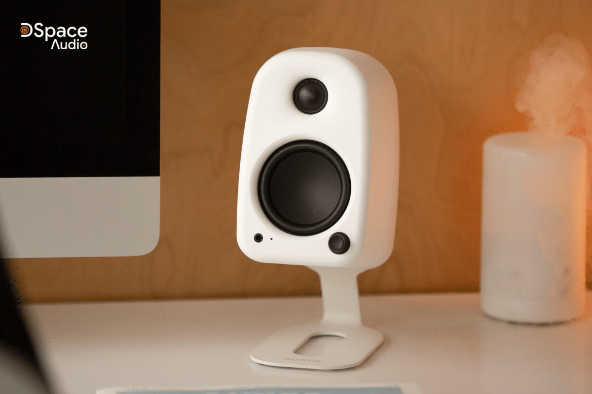 Loa có kích thước chỉ 112 × 110 × 165 mm và trọng lượng khoảng 0.9 kg, đủ nhẹ để dễ dàng di chuyển nhưng vẫn đảm bảo độ đầm chắc cần thiết khi đặt cố định trên bàn.