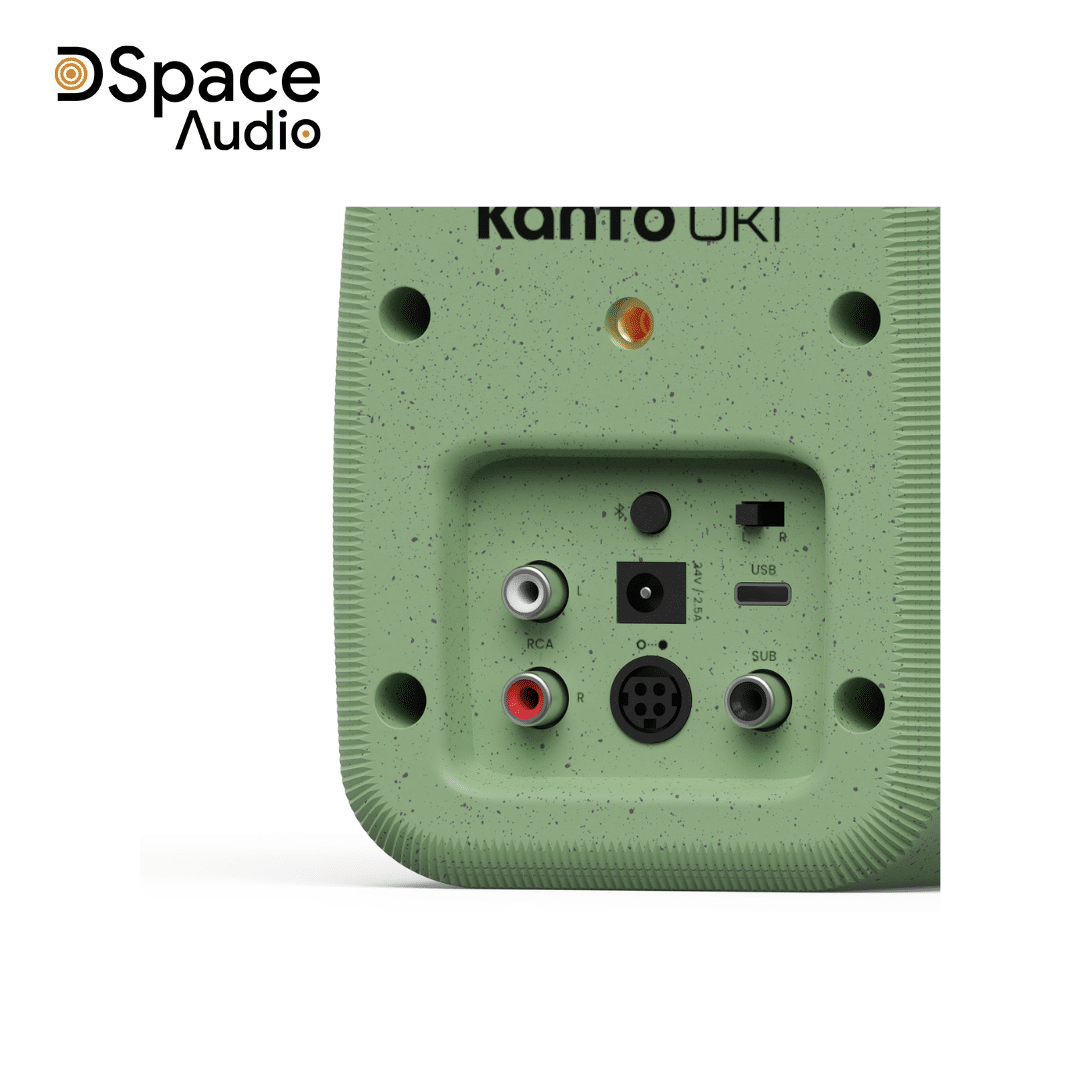 loa còn có cổng RCA, cho phép kết nối với mâm đĩa than có sẵn phono pre-amp. Đây là điểm cộng lớn cho những người yêu thích vinyl, giúp họ xây dựng một hệ thống nghe nhạc analog nhỏ gọn nhưng vẫn đảm bảo chất lượng.